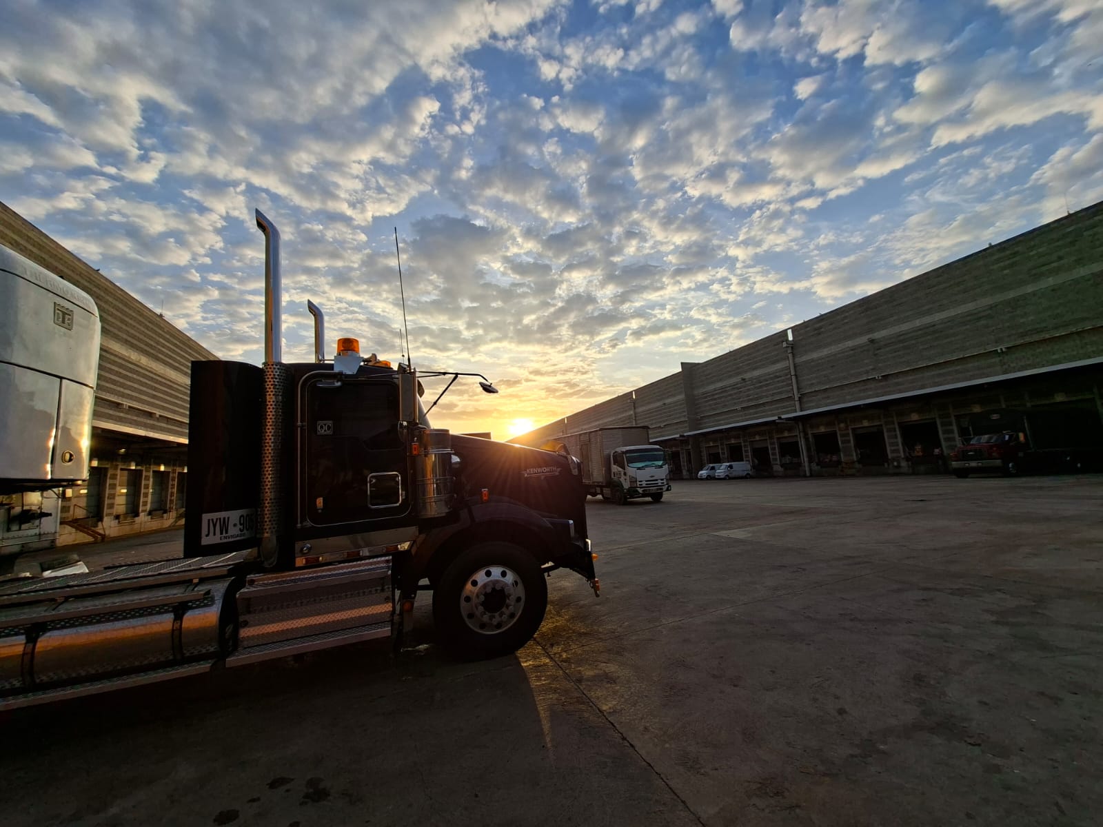 Tractomula de Surtivel al atardecer en el patio de operaciones